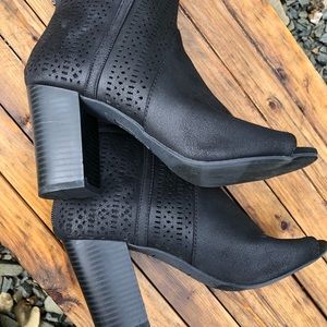 American Eagle Black Perforated Open Toe Booties Boots size 7